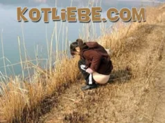 Frau beim Scheissen zusehen